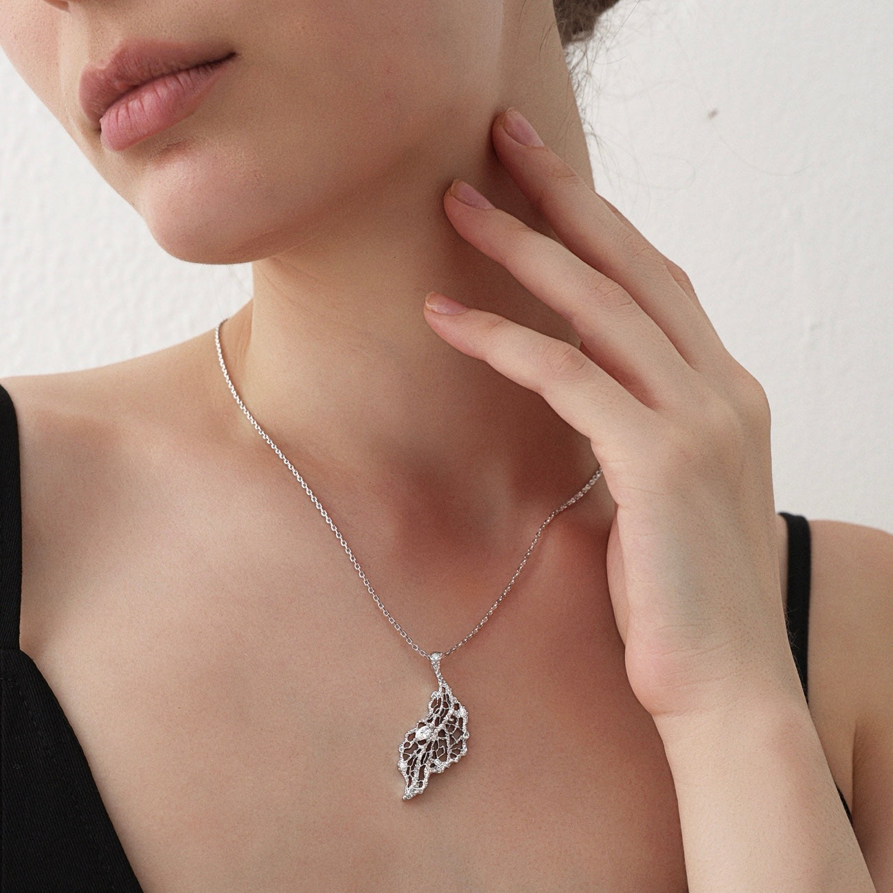 MUSELF Leaf Pendant Necklace Luxury-Inspired Brass Necklace with an Elegant Botanical Design