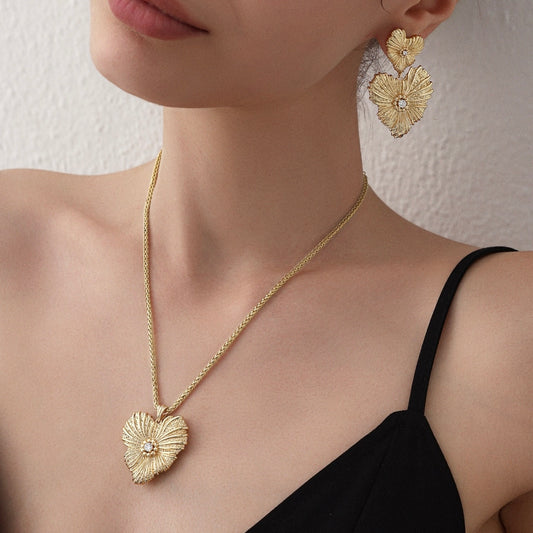 MUSELF Blooming Heart Necklace Vintage-Inspired Brass Necklace with an Elegant Floral Design